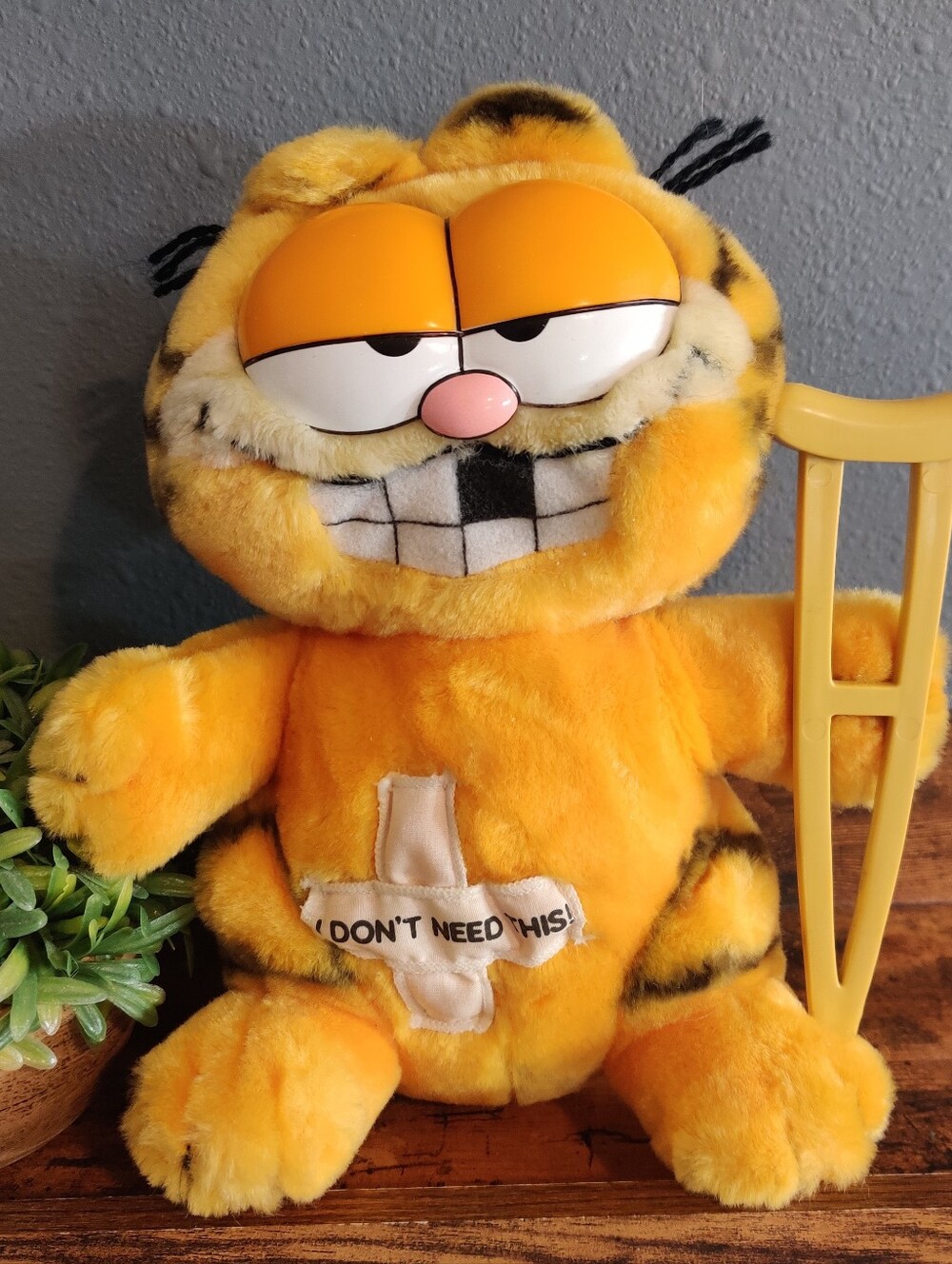 Vintage 1981 Dakin Garfield Plush Crutch “I Don’t Need This” Injured Bandage Toy